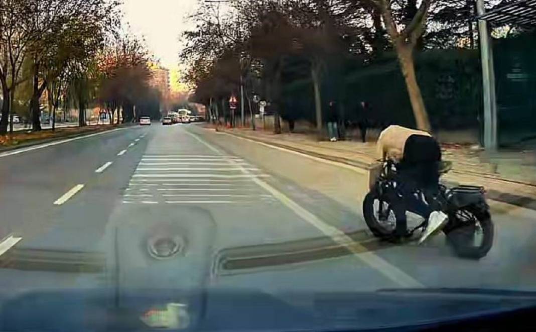 Bisiklet sefasında az kalsın aracın altında kalıyordu! Konya'da o anlar anbean kaydedildi 2